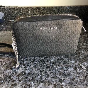 Price Drop! Michael Kors Crossbody purse